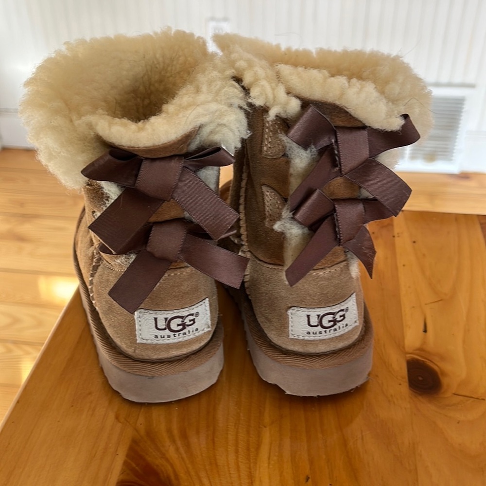 Toddler Bailey bow uggs